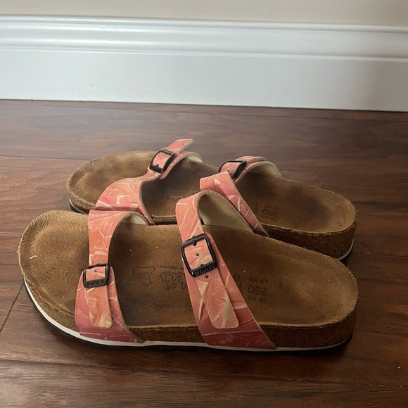 Birkis by Birkenstock Salina Pinkish coral Sandals - Size 8. - Picture 3 of 10